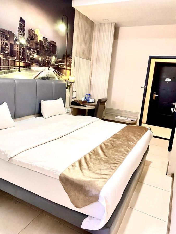 Os Hotel Tanjung Uncang Sagulung ภายนอก รูปภาพ